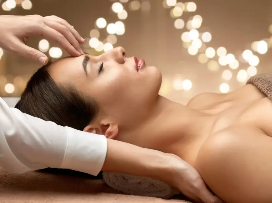 Mains d’une praticienne de massage relaxant à Bordeaux en action – détente et bien-être